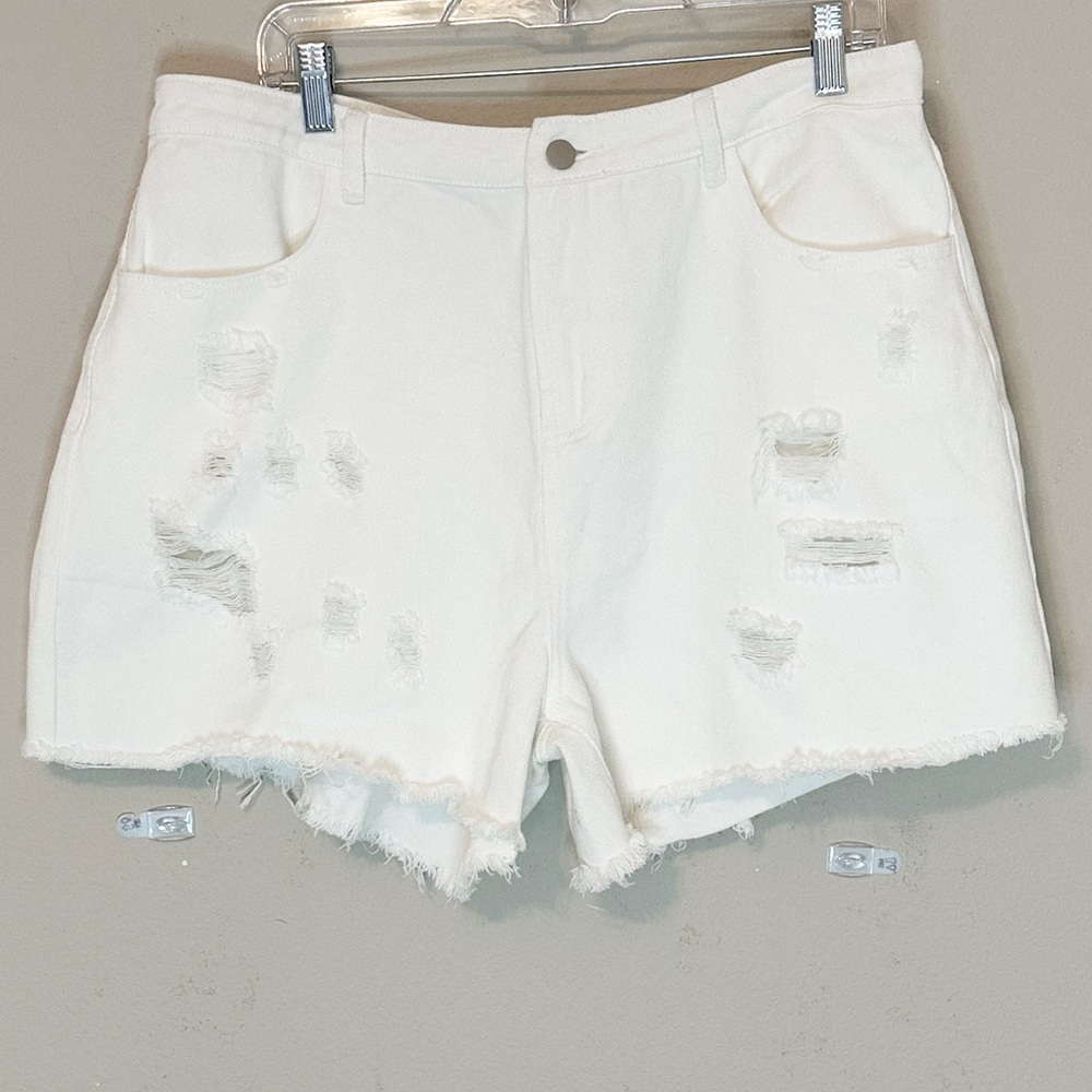 NWT Perfectly Priscilla White Distressed Jean Shorts with Pockets -size 14/16